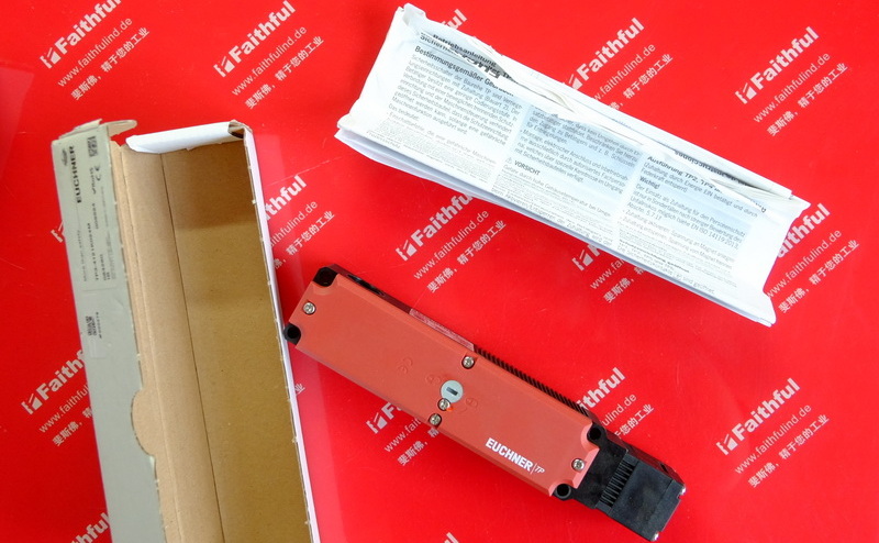 Euchner 084260 EUCHNER TP series safety switch TP3-4121K024M with door monitoring contacts, allowing vertical overtravel