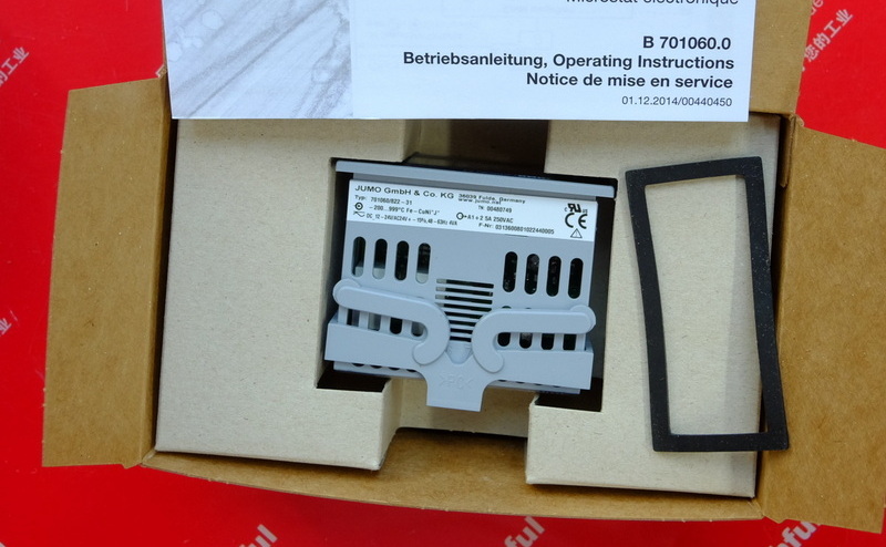 Jumo 00480749 JUMO brand new temperature controller 701060/822-31 eTRON M, heating or cooling, digital electronic microcontroller